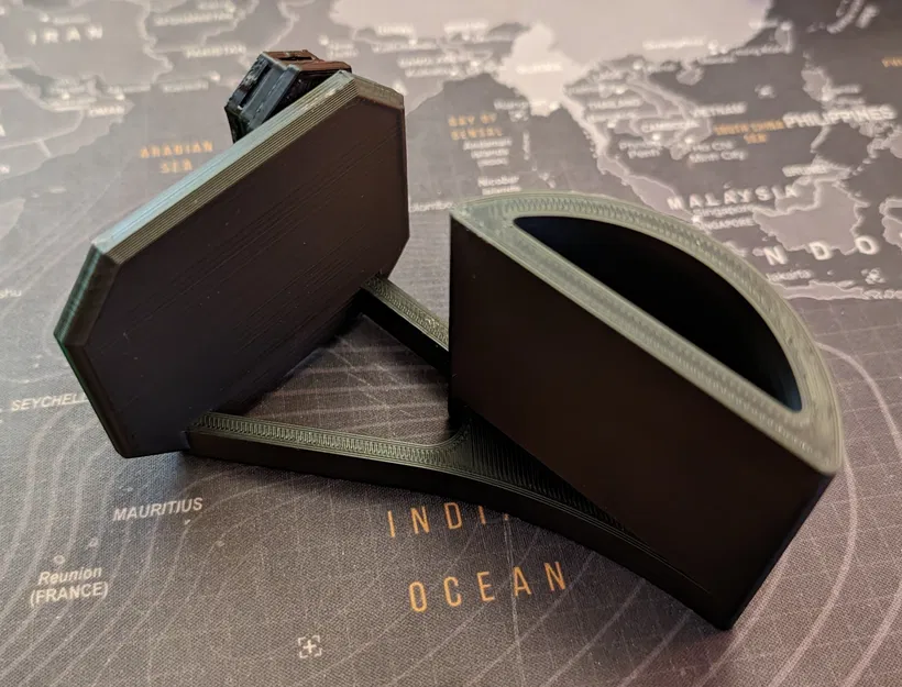 Giá Đỡ Cuộn Băng Keo Tổ Ong Treo Tường - Image 1