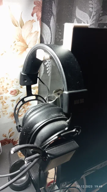 Giá Đỡ Tai Nghe Gắn Màn Hình - Image 3