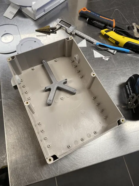 Giá đỡ Unifi U6+ cho hộp chống thời tiết tự chế - Image 4