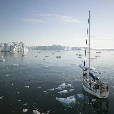 Tay cầm DJI Mini 3 Pro để hạ cánh trên thuyền