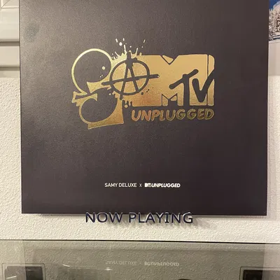 Kệ Đựng Đĩa Than (Vinyl) "Đang Phát"