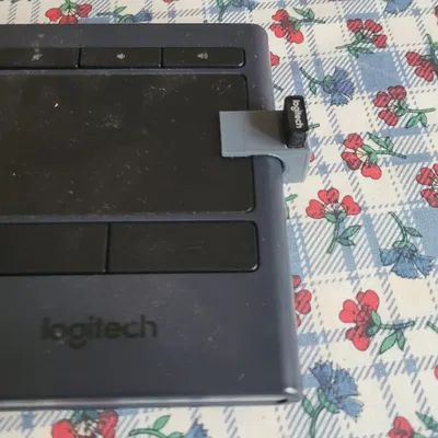 Đế giữ USB cho bàn phím K830