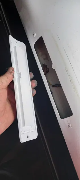 Plate che đèn dừng thứ 3 cho Ford Ranger T7 - Image 1