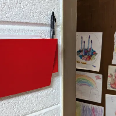 Chỗ Cắm Bút Và Giấy Ghi Chú Dán Tủ Lạnh Hoặc Để Bàn