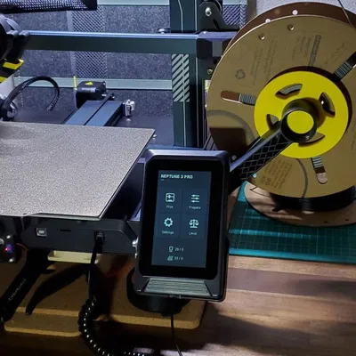 Giá đỡ tùy chỉnh cho phép di chuyển bảng điều khiển và giá đỡ cuộn chỉ trên Elegoo Neptune 3 Pro