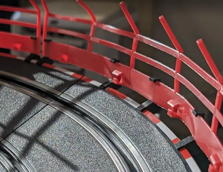 Kẹp Hàng Rào An Toàn Carrera GO! Cho Đường Cong Dốc - Image 1