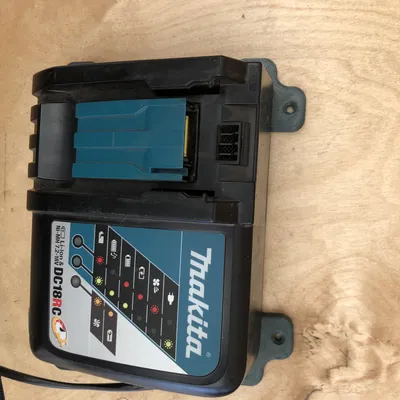 Giá treo tường sạc Makita