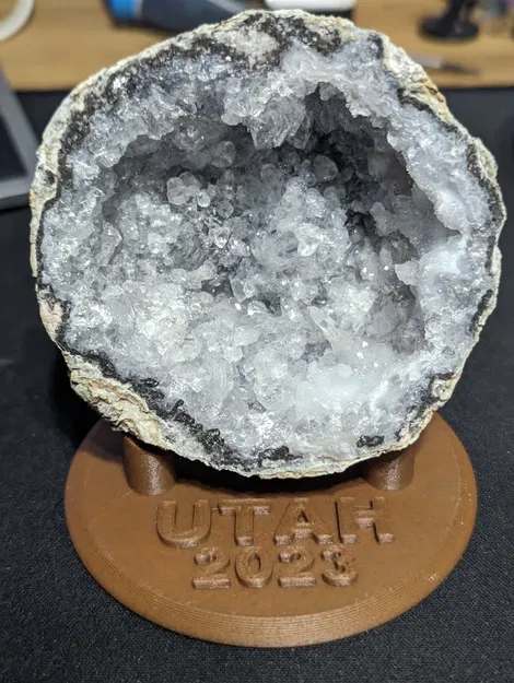 Chân Đế Trưng Bày Địa Quặng - Image 1