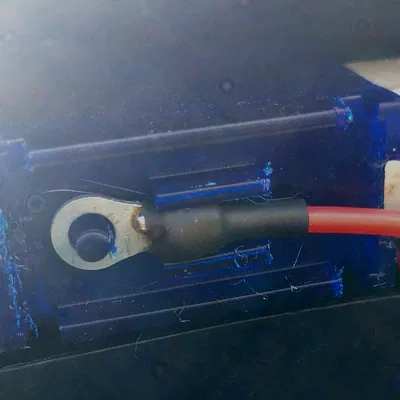 Di dời vị trí cọc bình ắc quy xe máy