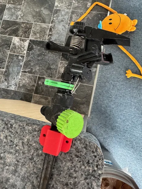 Giá đỡ gắn vòi phun nước tự động kiểu cũ lên hàng rào - Image 1