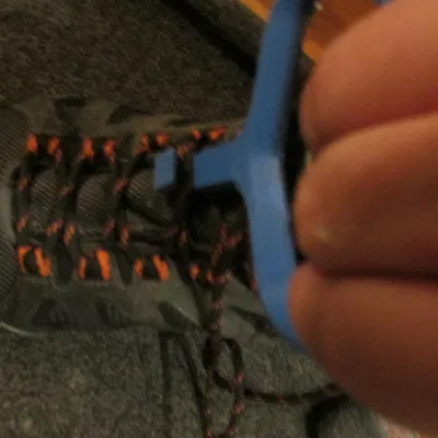 Dụng Cụ Xỏ Dây Giày Trượt Patin