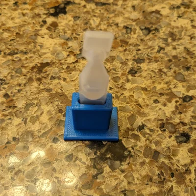 Chân Đế Giữ Tuýp Thuốc Refresh Optive