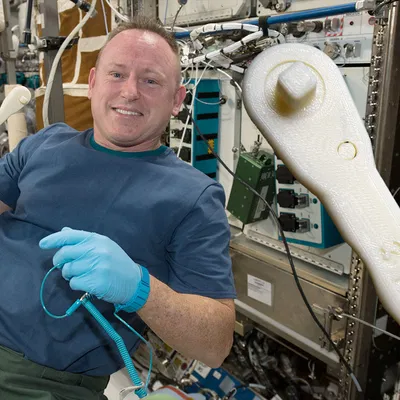 Cờ lê Chức năng Được Chế tạo trong Không gian