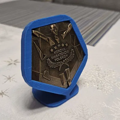 Chân đế Huy chương Korona Maratonów Polskich