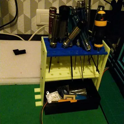 Chân đế để cờ lê, tua vít, cọ vẽ