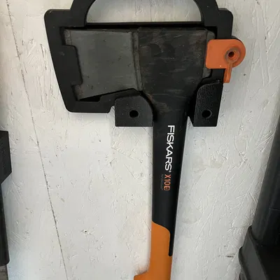 Móc treo rìu Fiskars X10