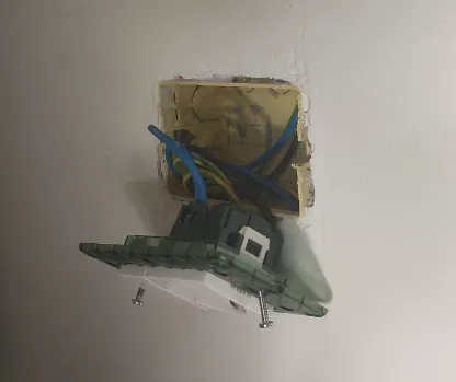 Chân đế để sửa hộp điện 503 bị gãy... - Image 3