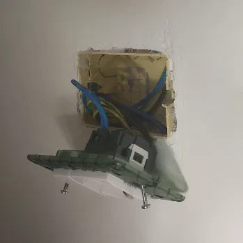 Chân đế để sửa hộp điện 503 bị gãy...