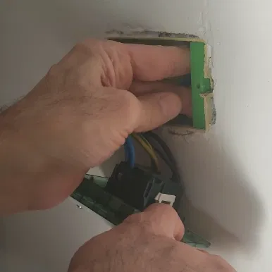 Chân đế để sửa hộp điện 503 bị gãy...