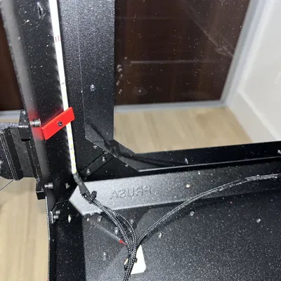 Giá đỡ dải đèn LED trong Tủ máy Prusa