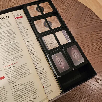 Hộp đựng bàiEuropa Universalis Deluxe có bọc sleeve