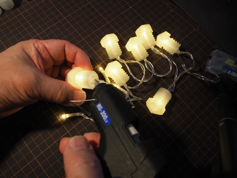 Trang Trí Cây Thông Noel Hình Vòi Phun LED - Image 3