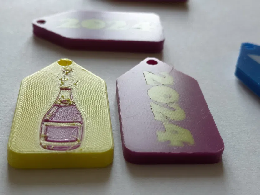 Móc Khóa 2024 Đa Sắc Có Chai - Image 2