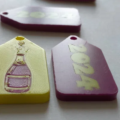 Móc Khóa 2024 Đa Sắc Có Chai