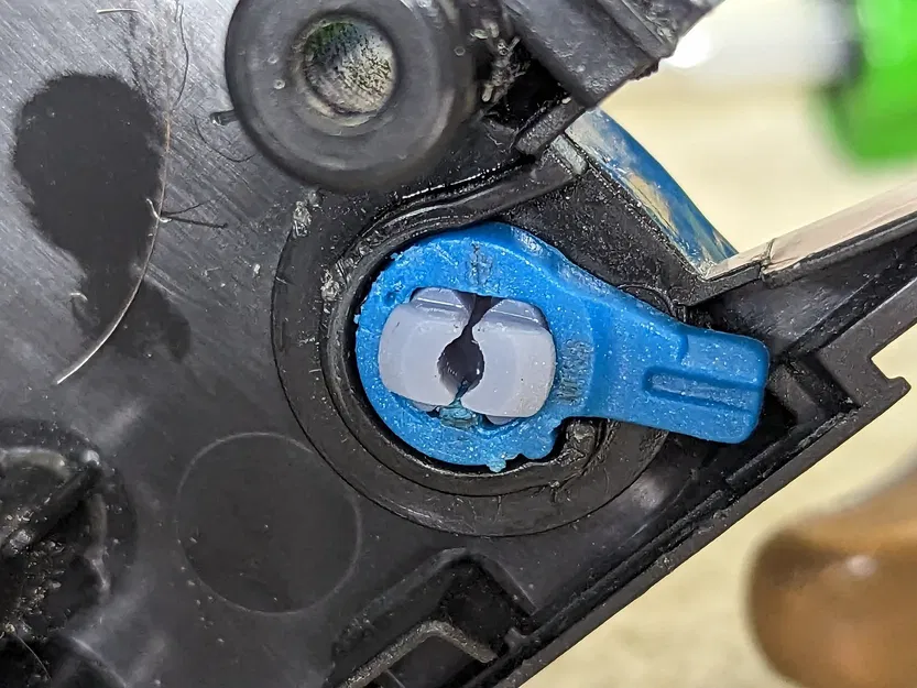 Chốt khóa đế máy hút bụi Shark - Image 2