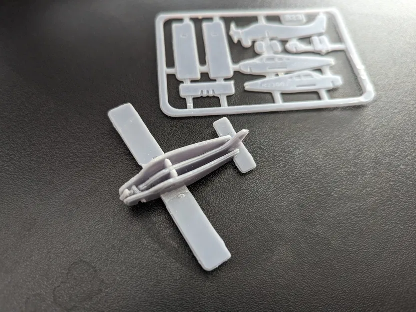 Mô hình máy bay Beechcraft Musketeer B23 dạng Kit Card - Image 1