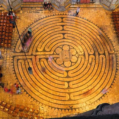 Mê Cung Nghiêng Thánh (Holy Inclined Maze)