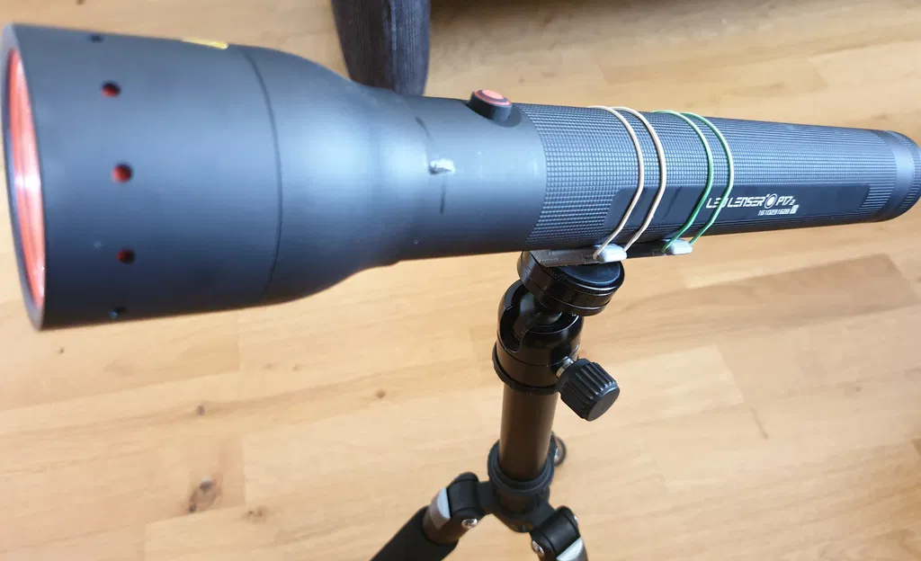 Đế Gắn Đèn Pin Lên Tripod Đa Năng - Image 1