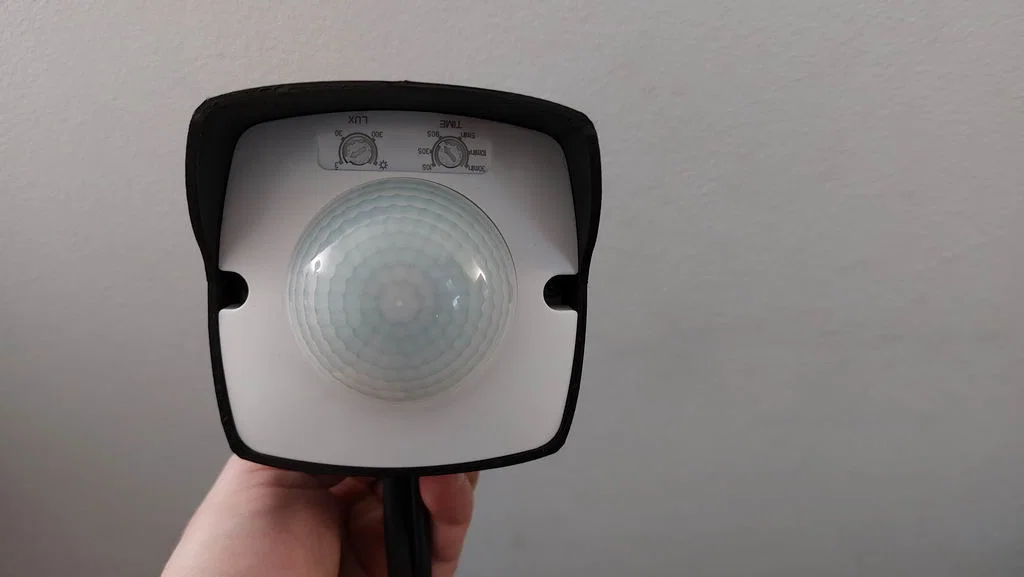 Vỏ che ngoài trời + giá đỡ cột cho cảm biến PIR Hutermann Tondo (45 độ) - Image 3
