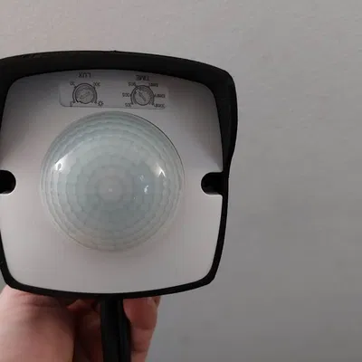 Vỏ che ngoài trời + giá đỡ cột cho cảm biến PIR Hutermann Tondo (45 độ)