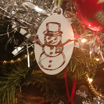 Trang trí cây thông Noel hình người tuyết "ảo giác"
