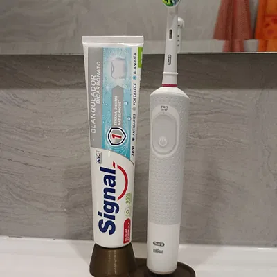 Kệ đựng kem đánh răng và bàn chải Oral B