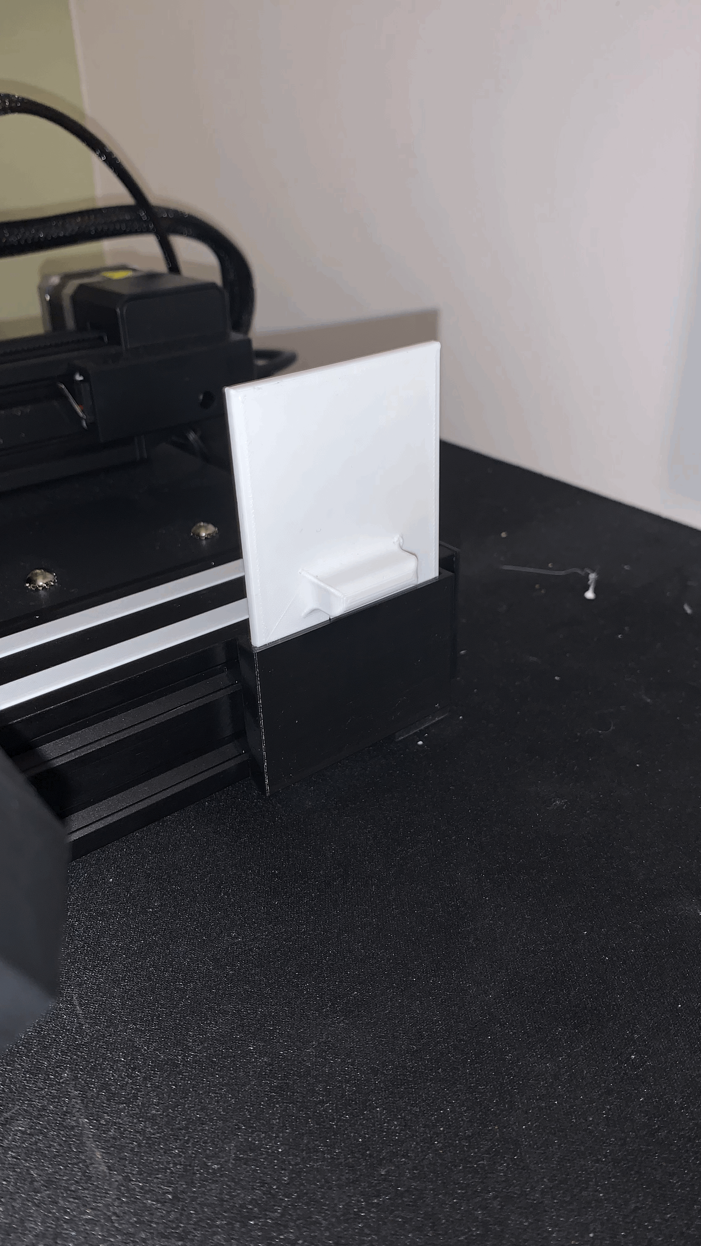 Kệ Giữ Nắp Che Màn Hình Ender 3 V2 - Image 1