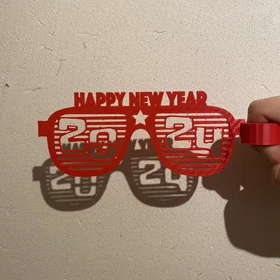 Kính cầm tay đón Năm Mới 2024