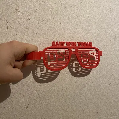 Kính cầm tay đón Năm Mới 2024