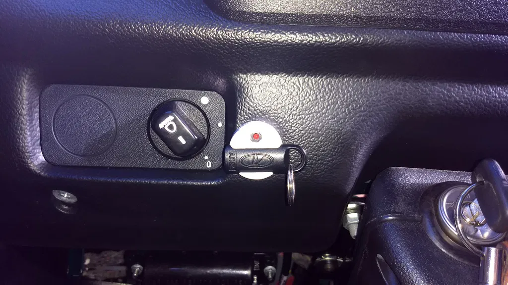 Giá đỡ Transponder cho hệ thống chống trộm Lada Niva - Image 2