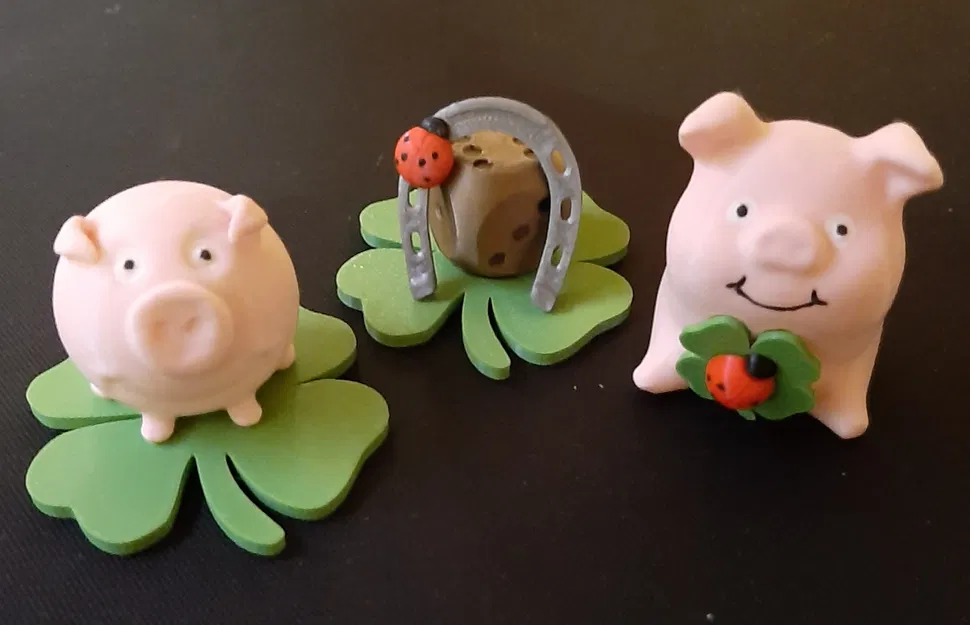 Heo Chúc Mừng Năm Mới Cùng Lá Cỏ Bốn Lá và Bọ Rùa - Image 1