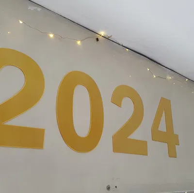 Biển hiệu "2024"