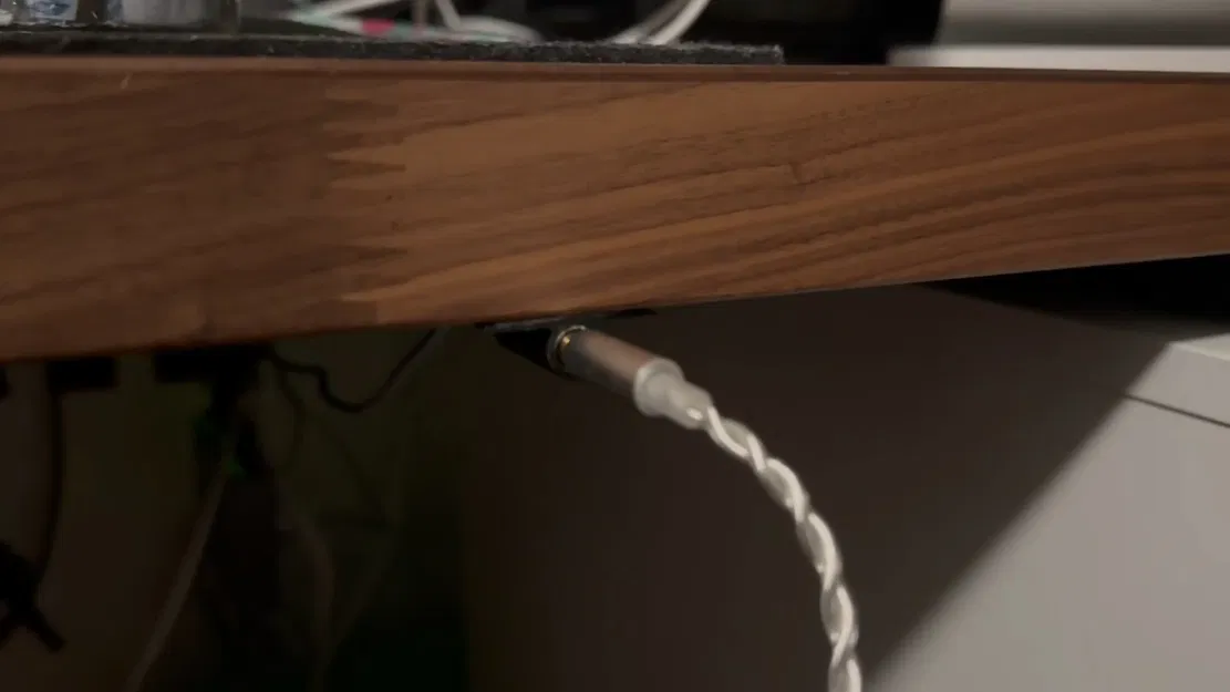 Giá Treo Dây Aux 3.5mm Dưới Gầm Bàn - Image 1