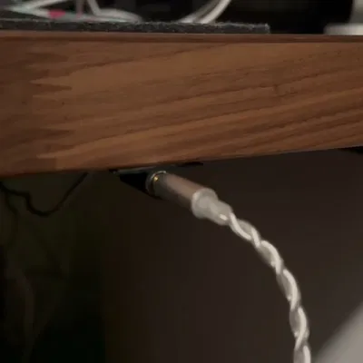 Giá Treo Dây Aux 3.5mm Dưới Gầm Bàn