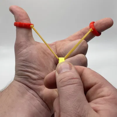 Fingerzwille - Đồ chơi bắn dây thun thời đi học