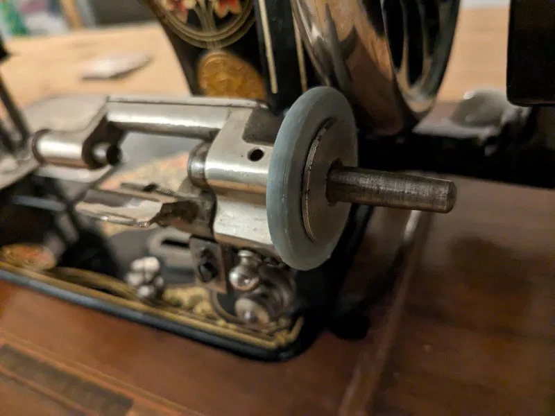 Bánh Xe Máy Tua Chỉ May - Frister & Rossmann - Image 1