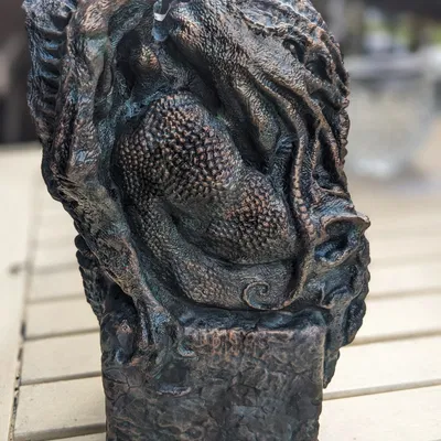 Tháp đổ xúc xắc Cthulhu - Độ phân giải cao hơn