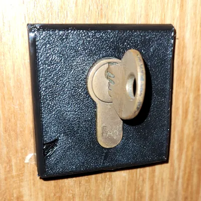 Tấm Chắn Khóa Cửa