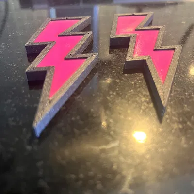 Hoa tai tia sét viền sắc sảo