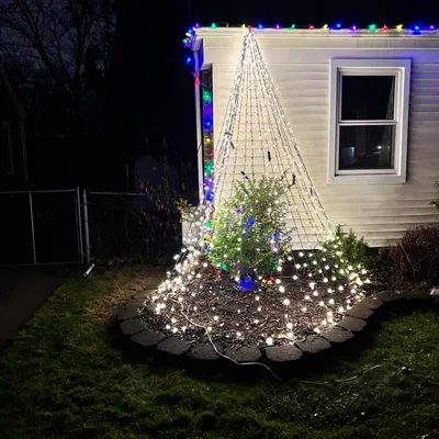 Giá Treo Đèn Giáng Sinh Hình Cây Thông Noel Lên Máng Xối